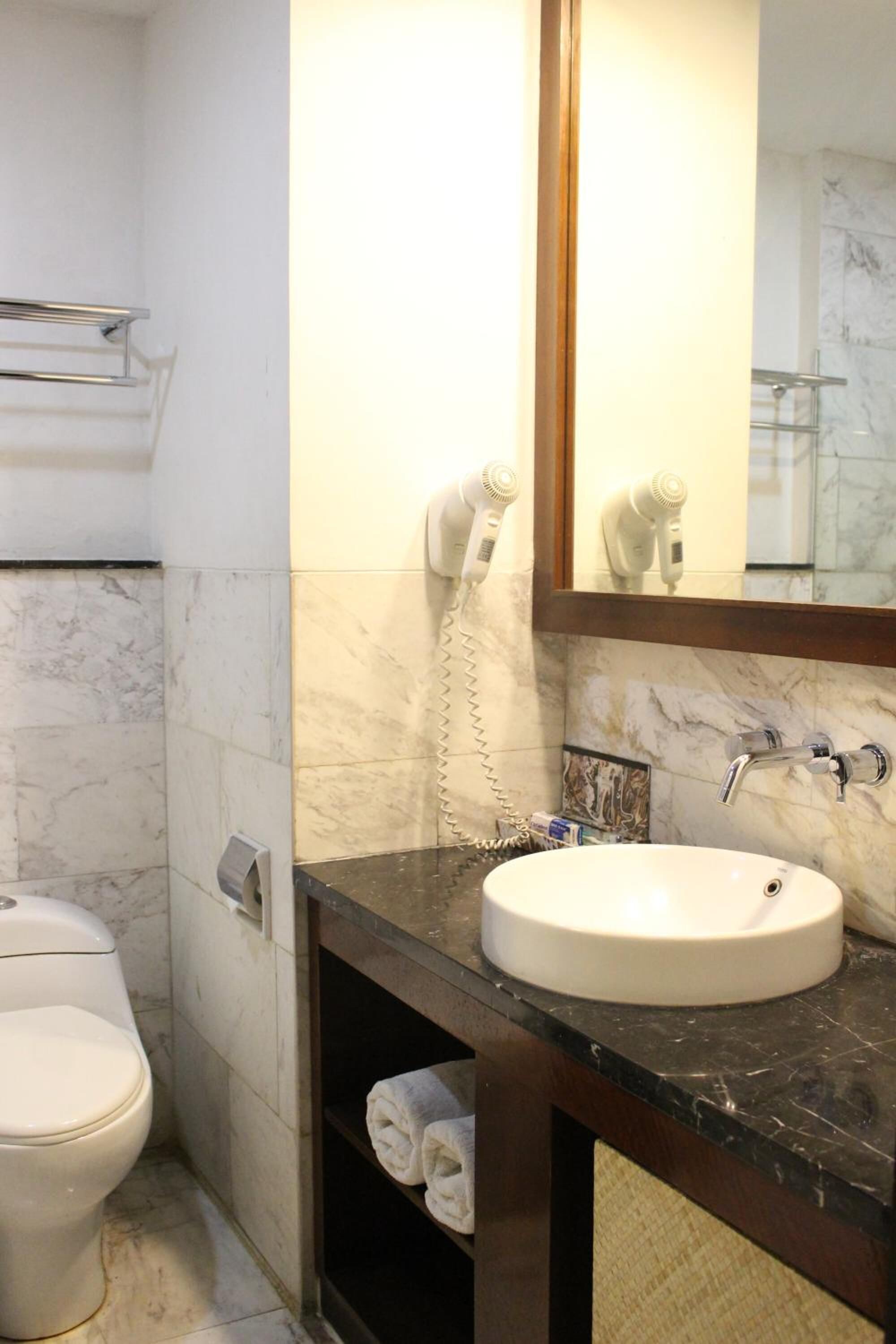 shower, rainfall showerhead, free toiletries, hair dryer