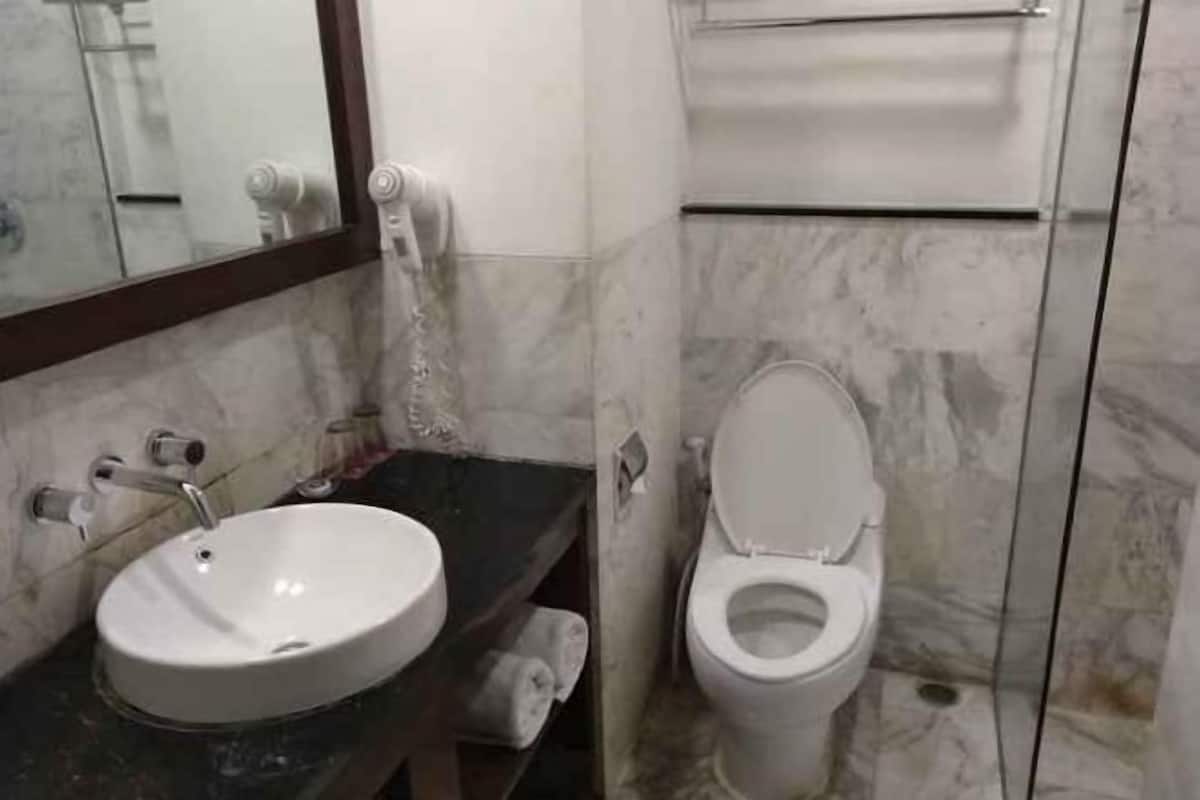 Shower, rainfall showerhead, free toiletries, hair dryer