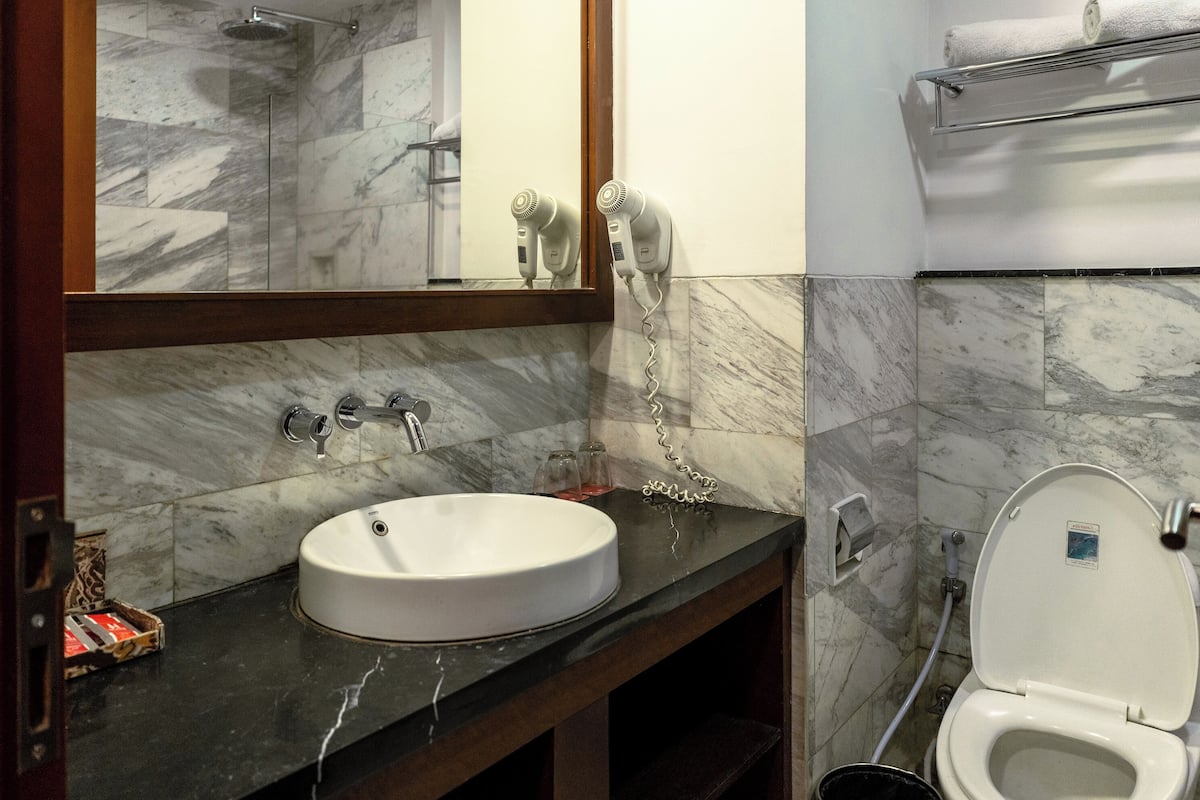 shower, rainfall showerhead, free toiletries, hair dryer