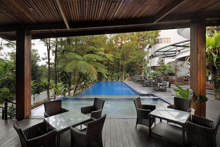 Una piscina al aire libre