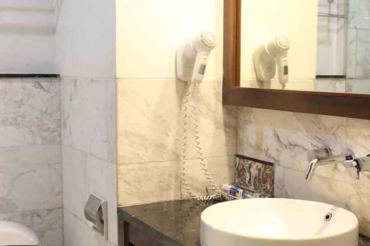 Badkamer | Een douche, een regendouche, gratis toiletartikelen, een haardroger