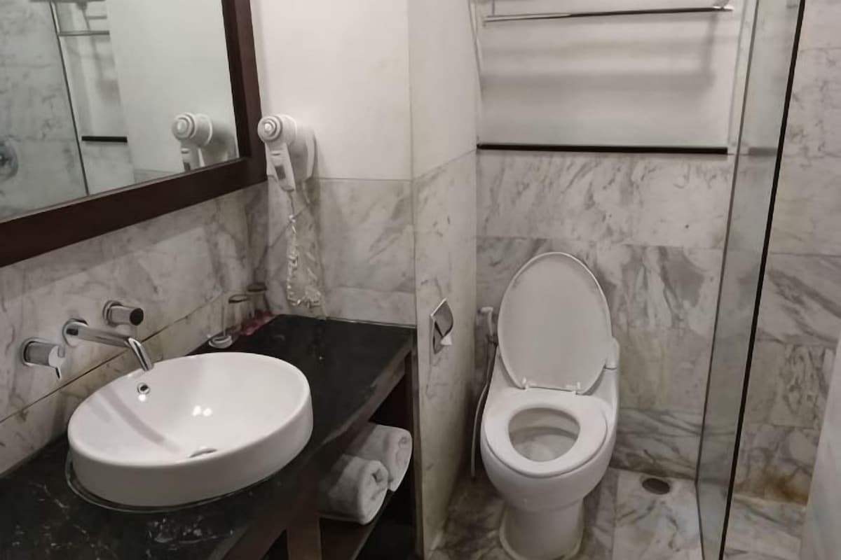 Shower, rainfall showerhead, free toiletries, hair dryer