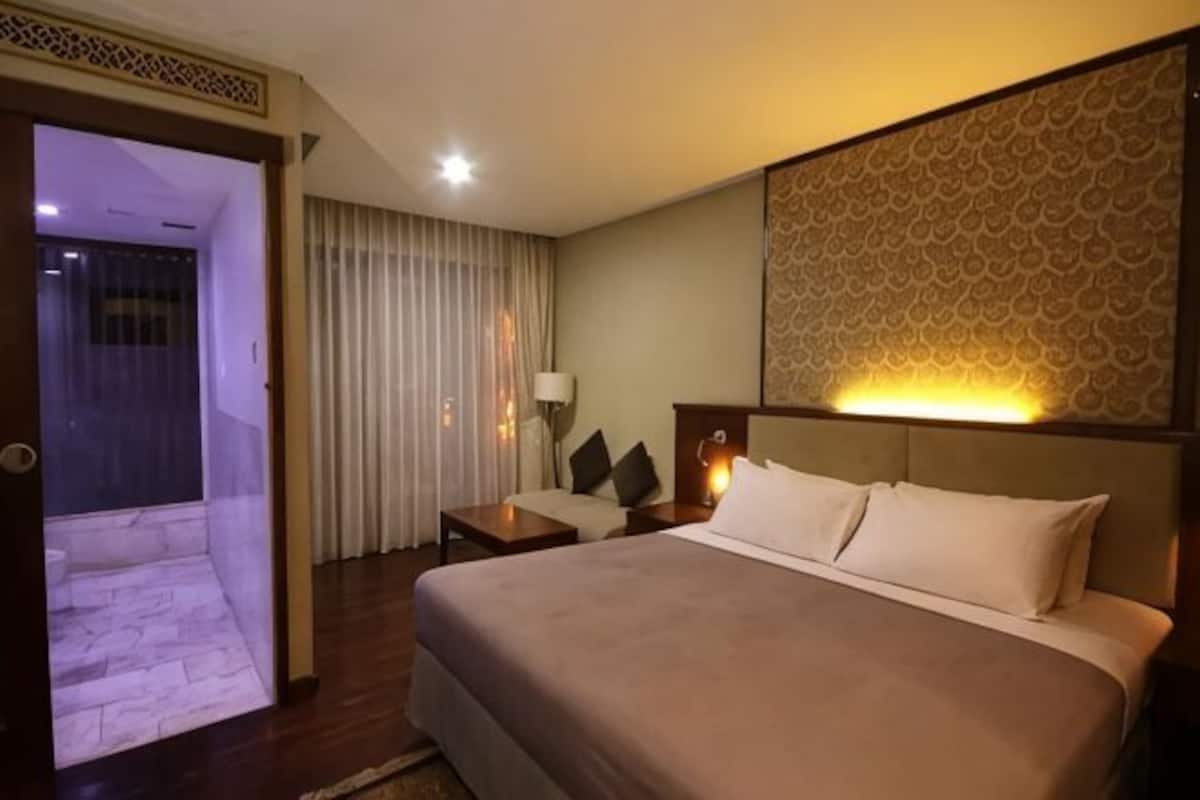 In-room safe, desk, iron/ironing board, free WiFi