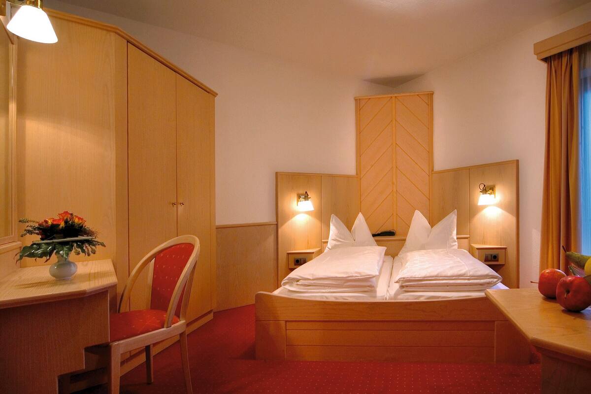 1 bedroom, hypo-allergenic bedding, in-room safe, desk