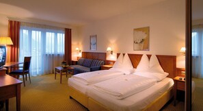 Hypo-allergenic bedding, in-room safe, desk, laptop workspace