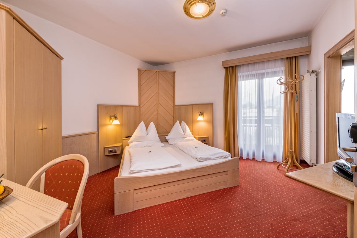 standard room | 1 bedroom, hypo-allergenic bedding, in-room safe, desk