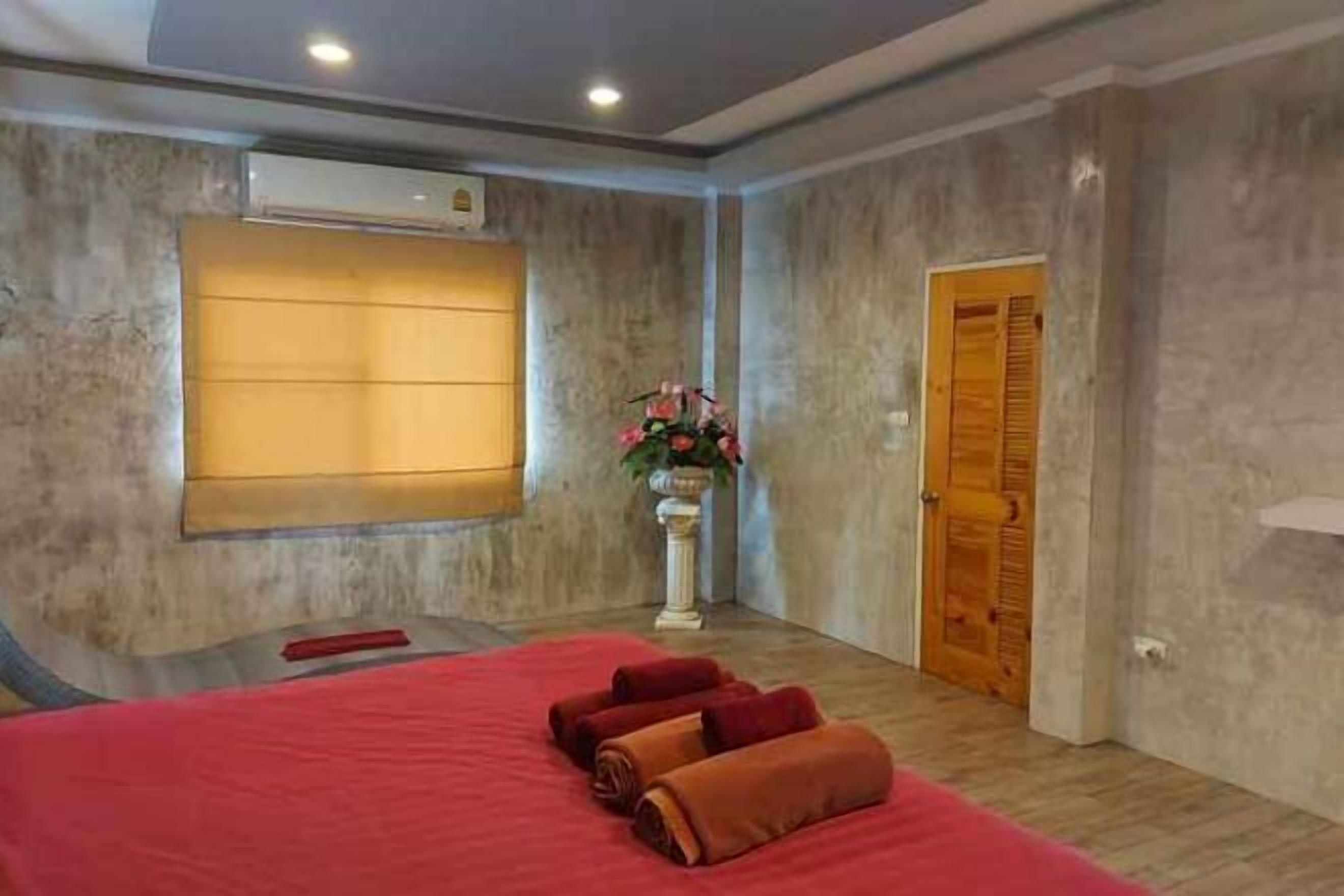 Minibar, caja de seguridad en la habitación, escritorio y cunas 