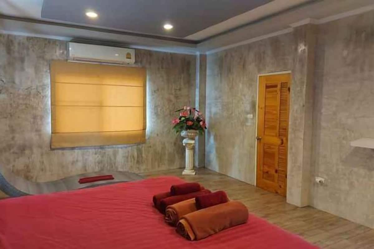 Minibar, caja de seguridad en la habitación, escritorio y cunas