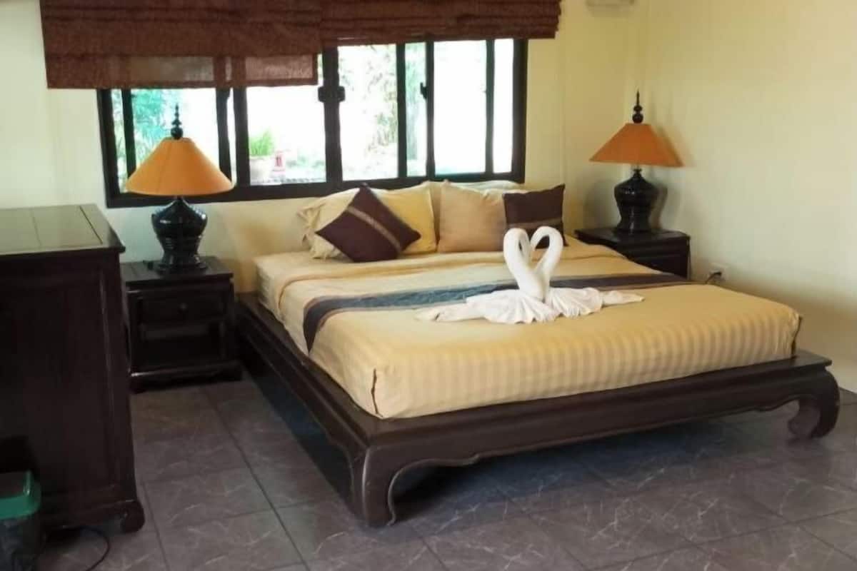 Minibar, caja de seguridad en la habitación, escritorio y cunas