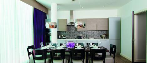 Full-sized fridge, microwave, dishwasher, cookware/dishes/utensils