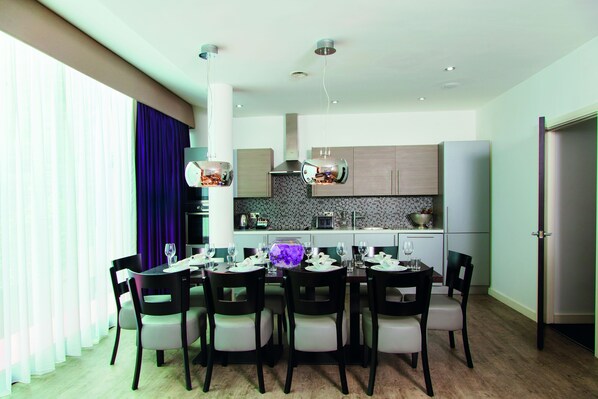 Full-size fridge, microwave, dishwasher, cookware/dishes/utensils - Epic Apart Hotel - Seel Street (Liverpool)