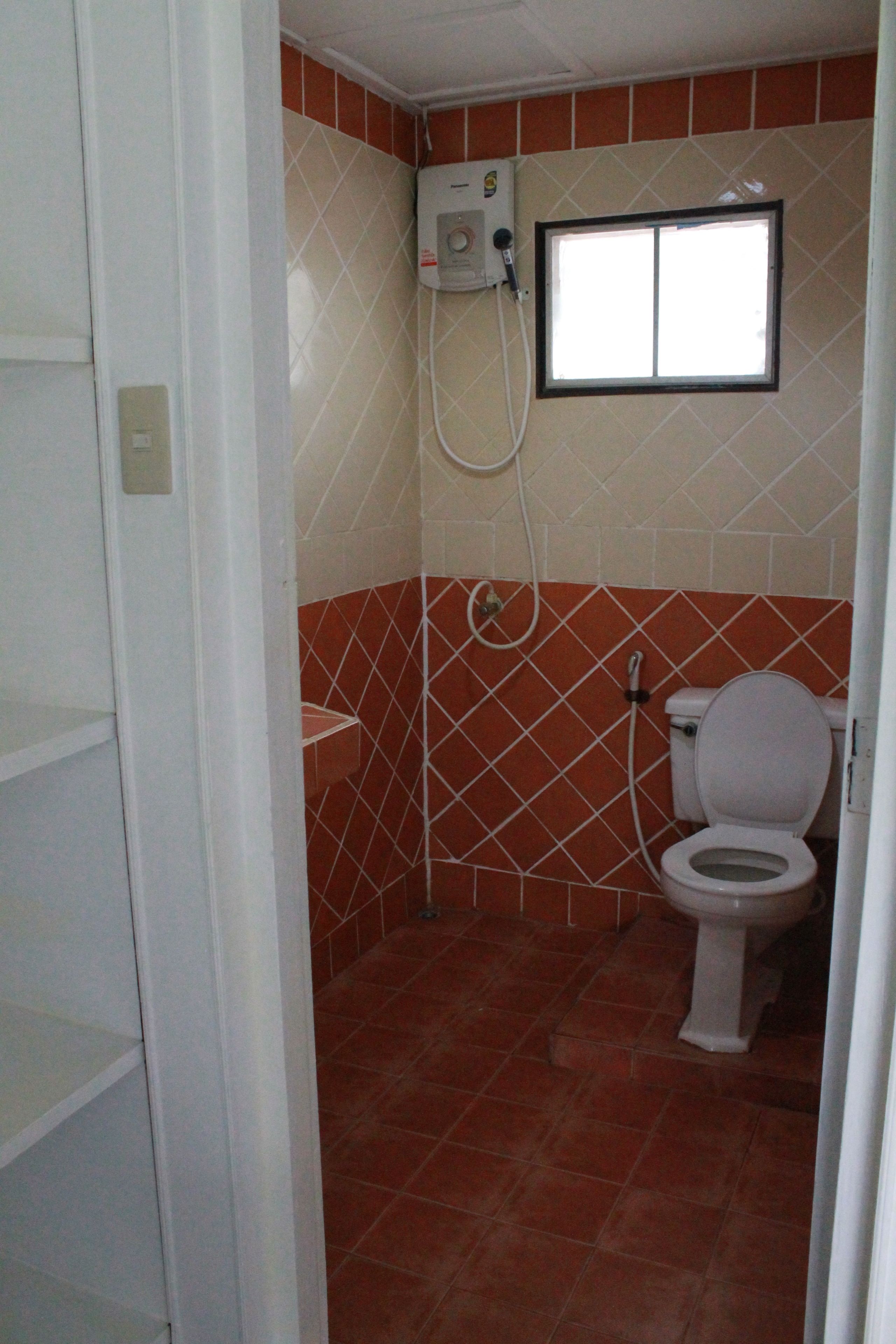 deluxe bungalow with garden view | bathroom | shower, towels