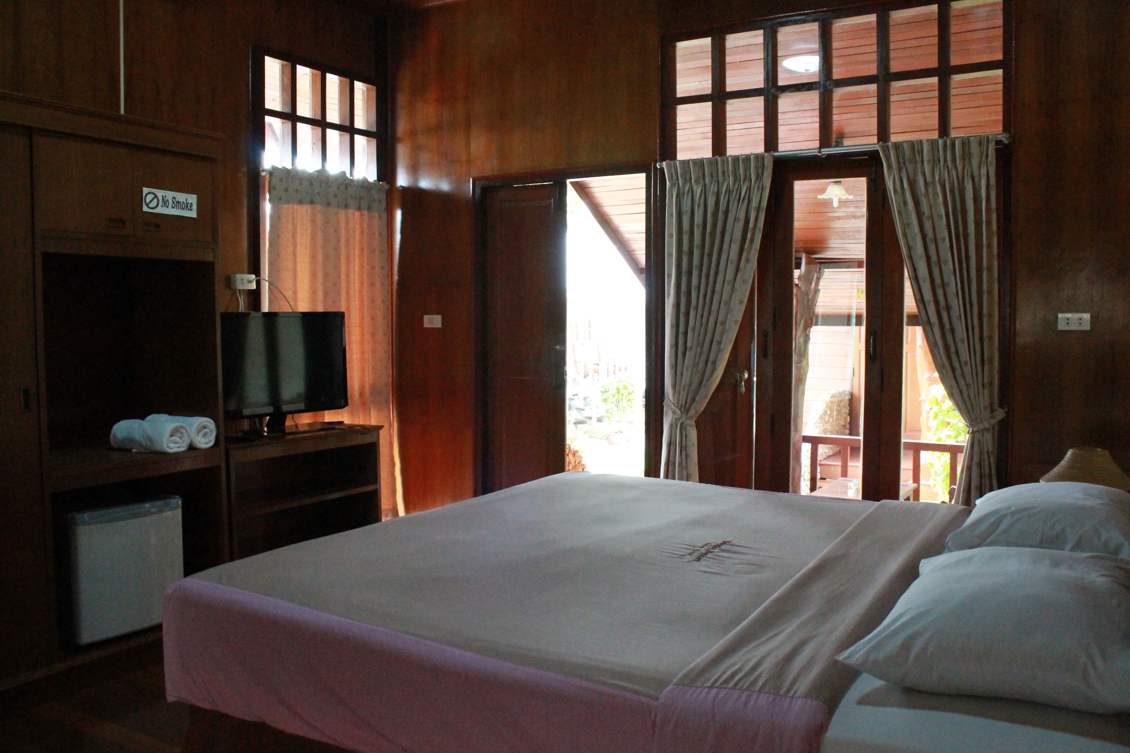 deluxe bungalow with garden view | premium bedding, free wifi, bed sheets