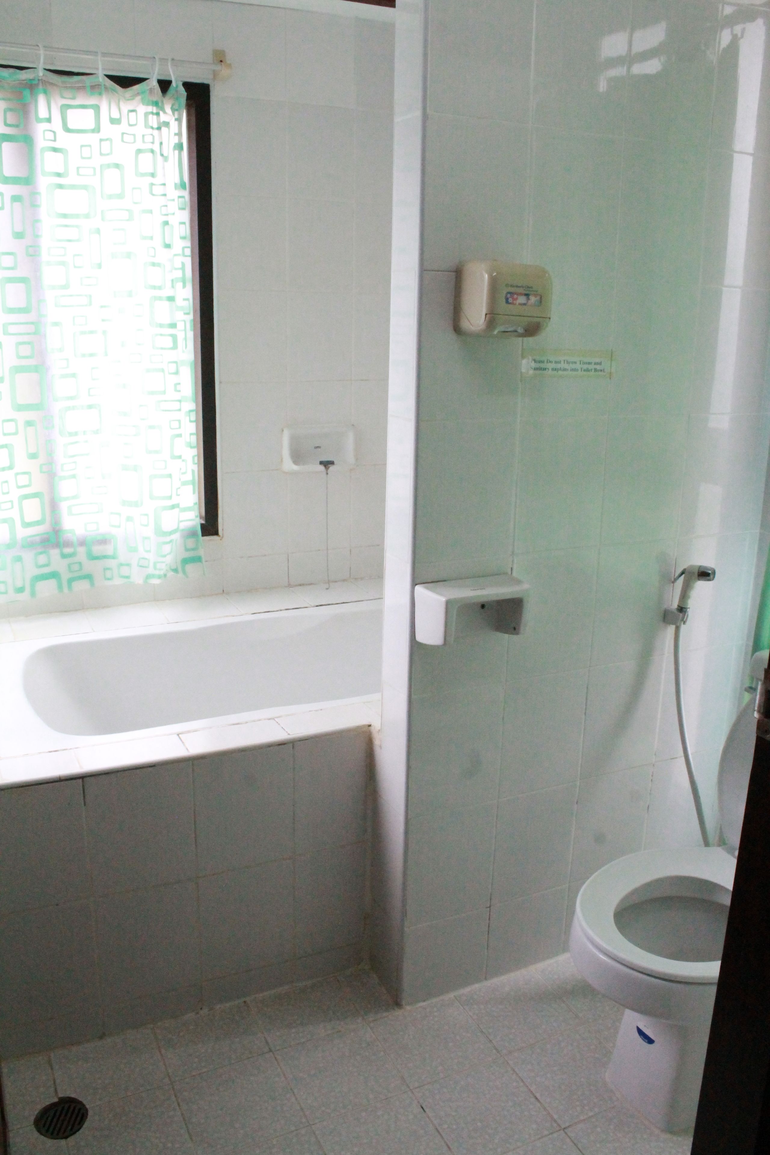 deluxe bungalow with garden view | bathroom | shower, towels