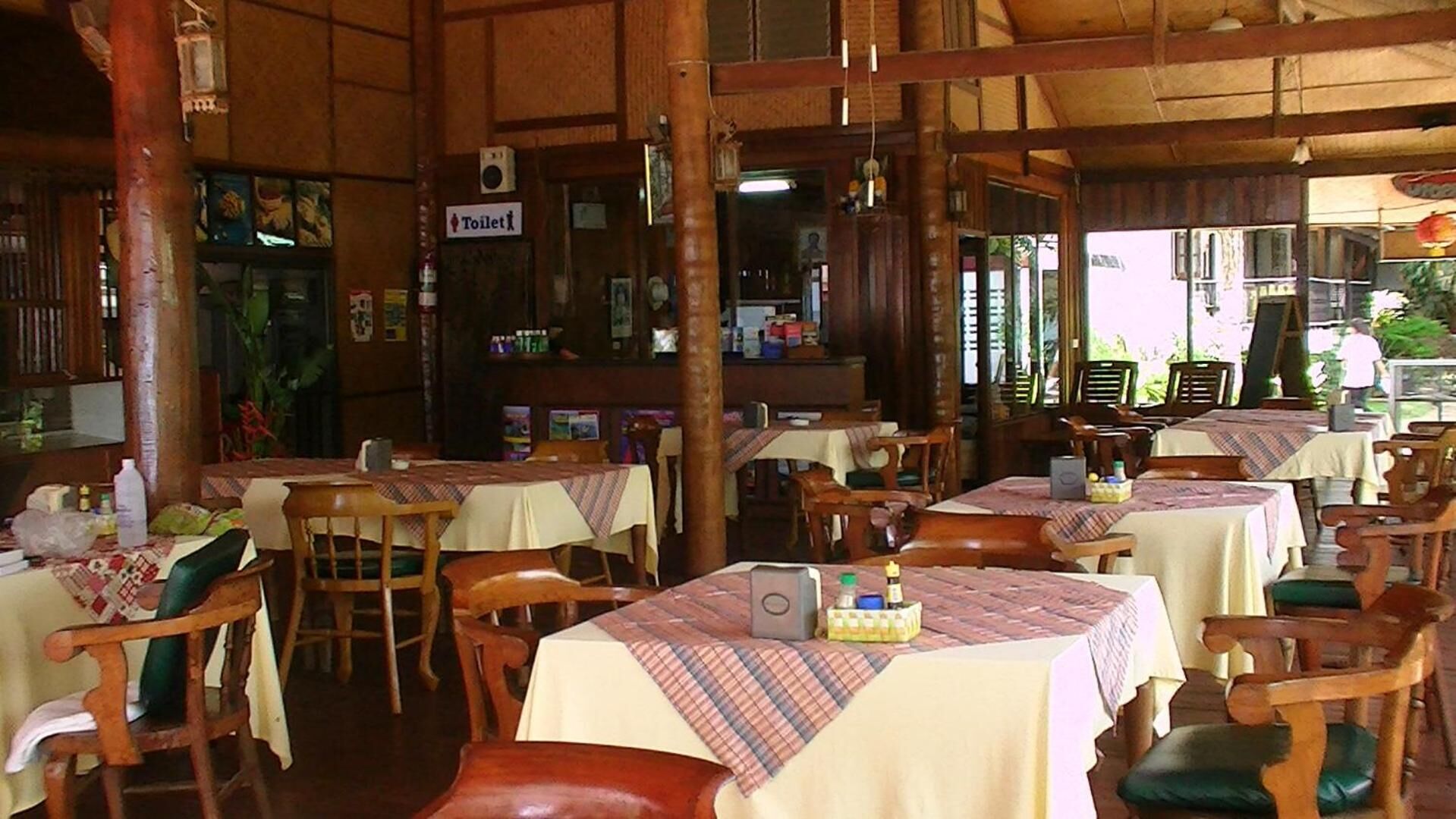 breakfast, lunch and dinner served