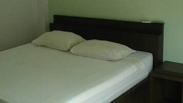 Habitación estándar | Ropa de cama de alta calidad, escritorio, wifi gratis y ropa de cama