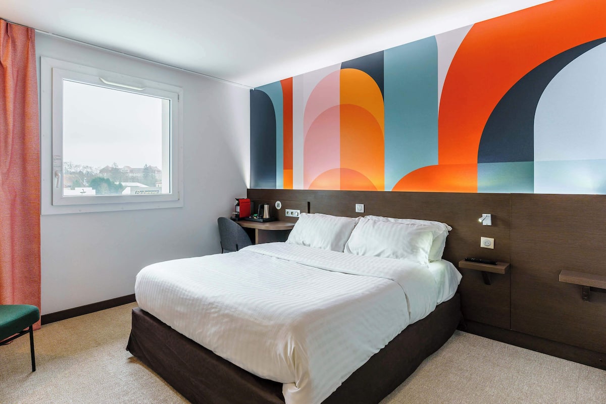 premium bedding, pillow-top beds, minibar, in-room safe