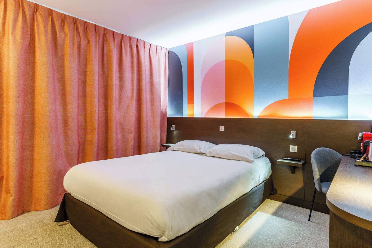double room | premium bedding, pillow-top beds, minibar, in-room safe