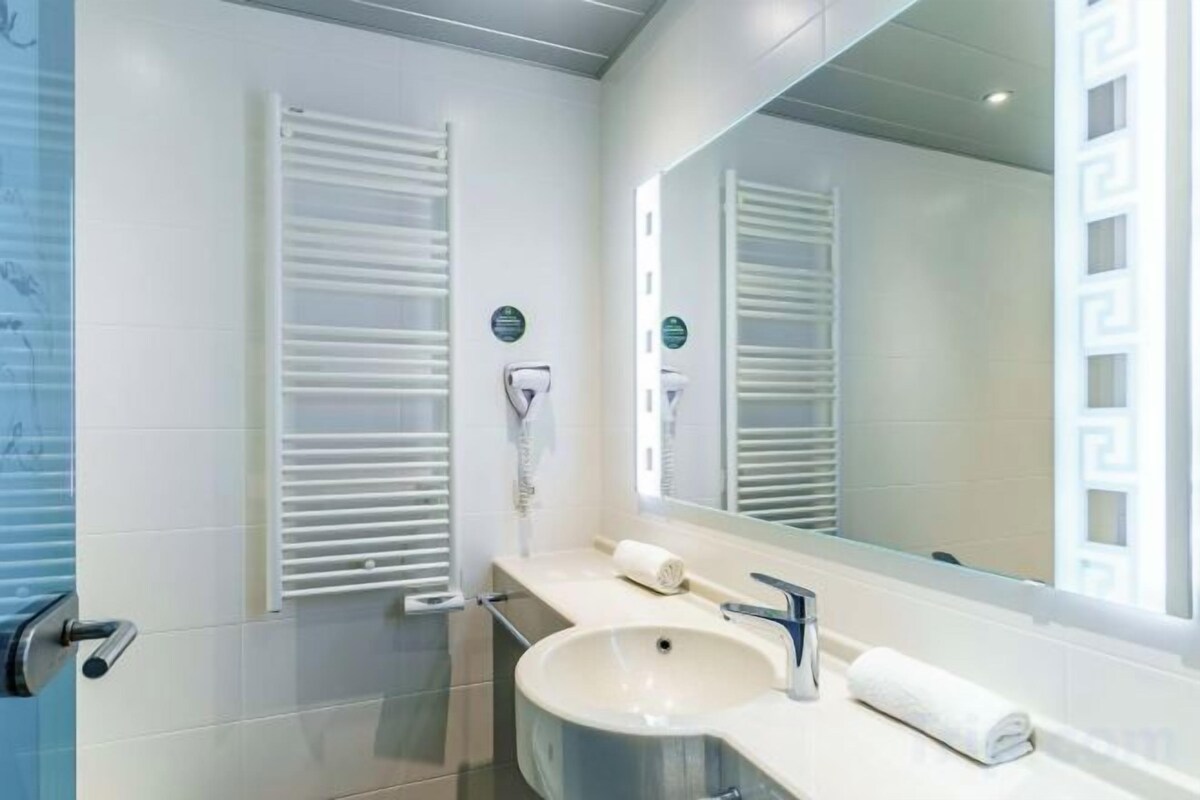 Shower, hydromassage showerhead, free toiletries, hair dryer