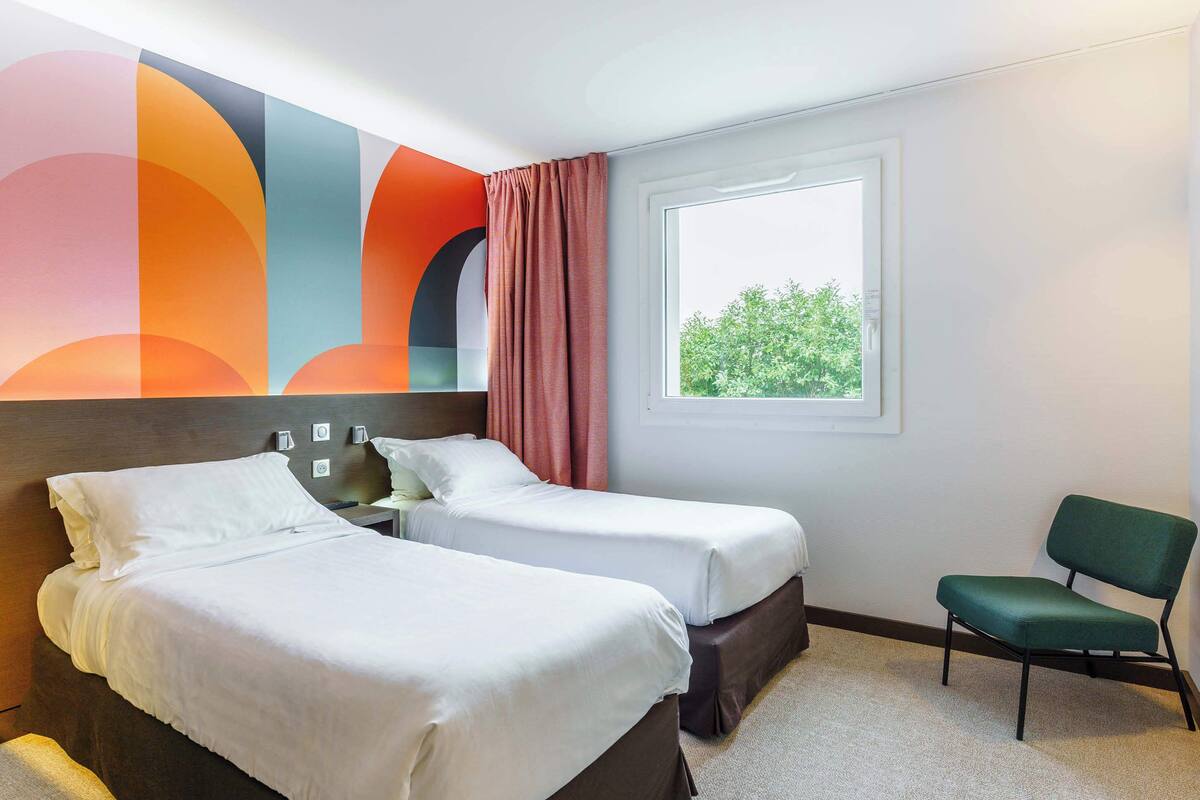 twin room | premium bedding, pillow-top beds, minibar, in-room safe