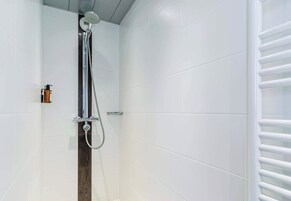 Ducha, cabezal de ducha con hidromasaje, artículos de tocador gratuitos