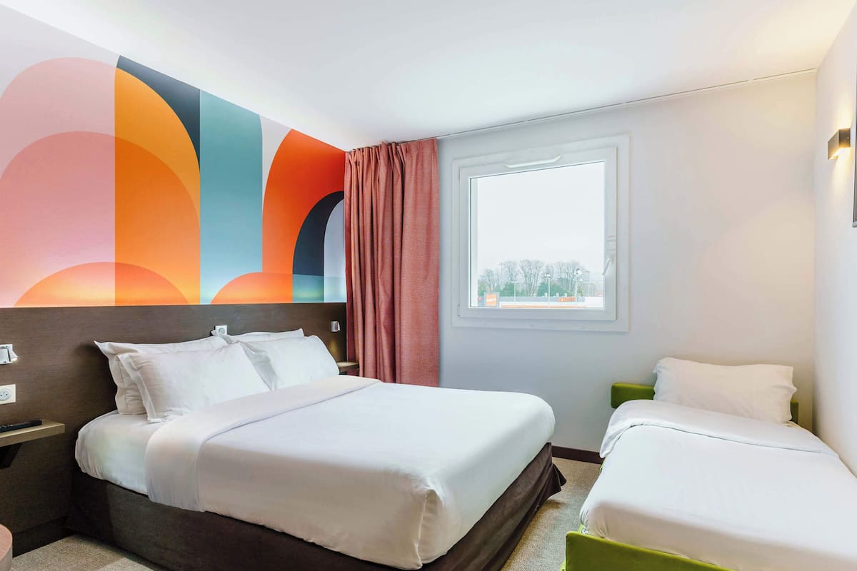 triple room | premium bedding, pillow-top beds, minibar, in-room safe