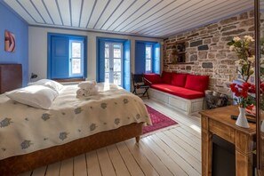 Premium bedding, desk, blackout curtains, soundproofing - Archontiko Dilofou (Zagori)