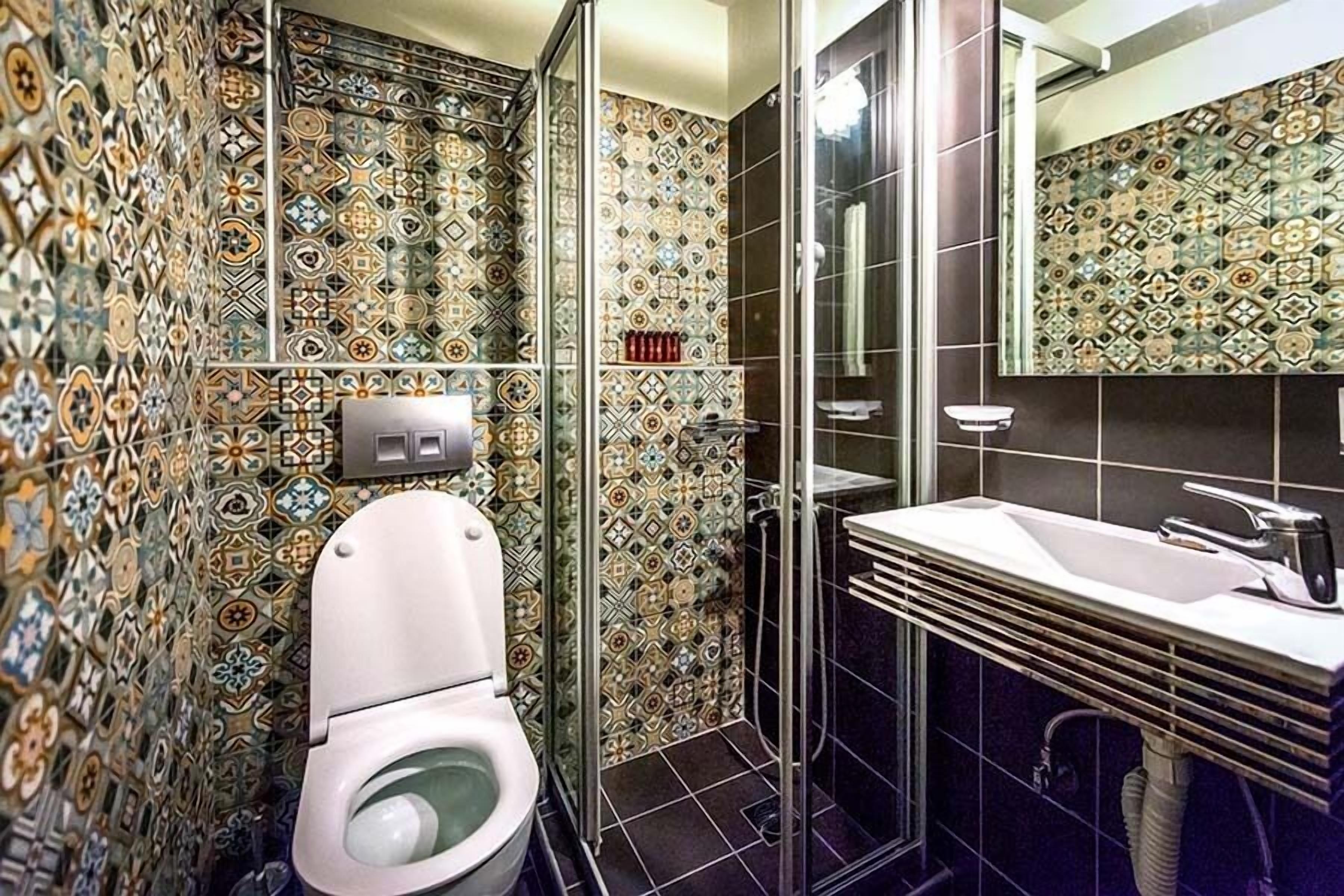 superior room, fireplace | bathroom | shower, free toiletries, hair dryer, towels