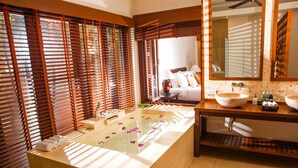 Villa 1 bed room | ห้องน้ำ | อ่างอาบน้ำแบบแช่ตัว, ของใช้ในห้องน้ำฟรี, เสื้อคลุมอาบน้ำ