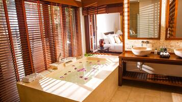 Villa 1 bed room | Salle de bain | Baignoire relaxante profonde, articles de toilette gratuits, peignoirs