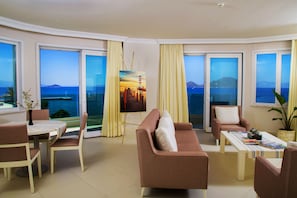 Suite, 1 slaapkamer | Uitzicht op strand/zee