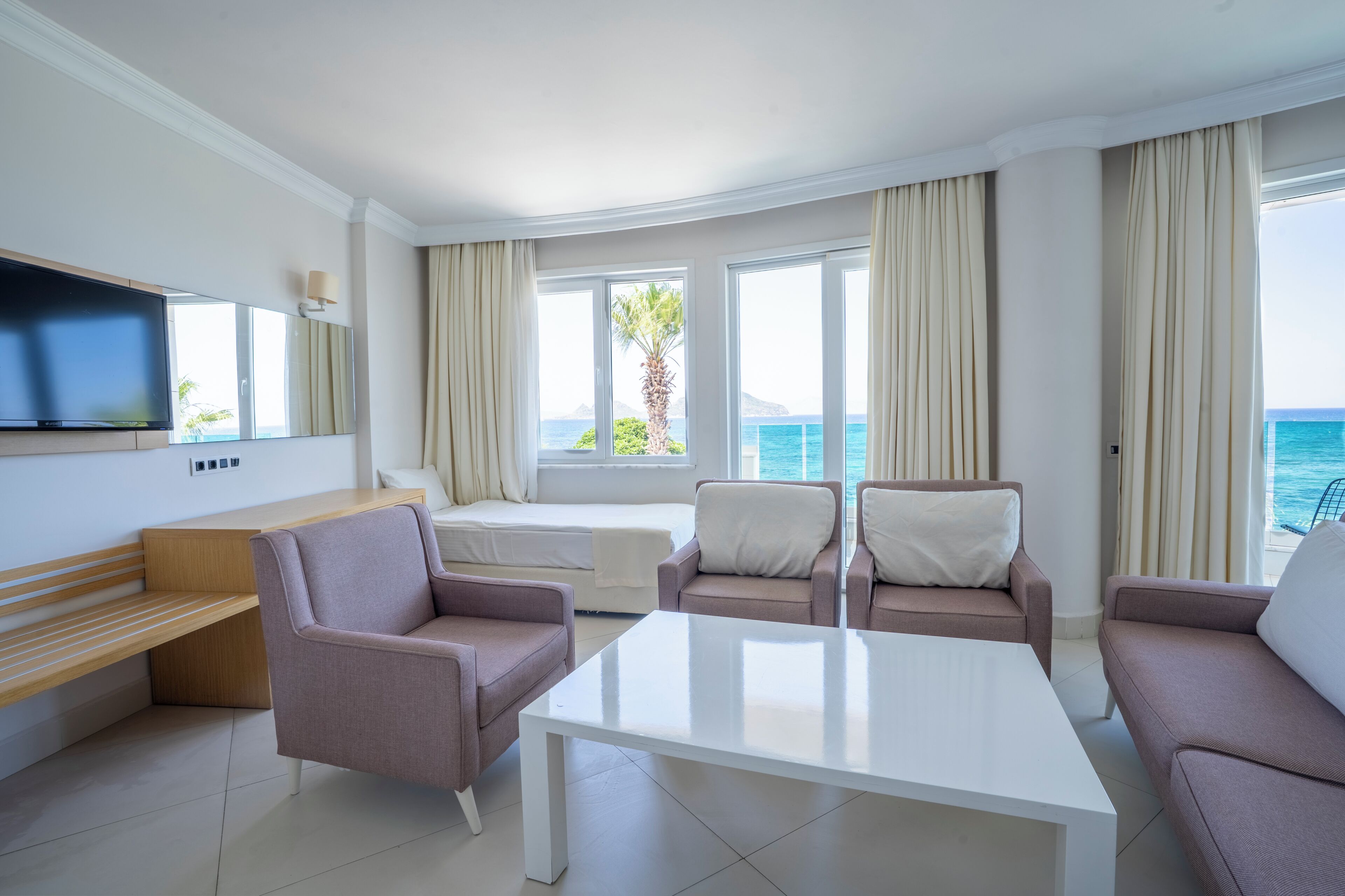 Suite | Premium bedding, minibar, in-room safe, soundproofing