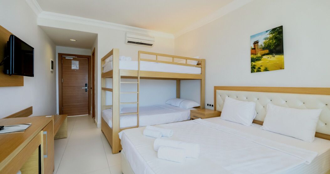 Dormitorio compartido básico, varias camas | Baño | Tina con regadera, tina de hidromasaje, amenidades de baño gratuitas 