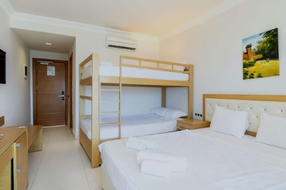 Dortoir Partagé, plusieurs lits | Salle de bain | Ensemble douche/baignoire, baignoire à jets