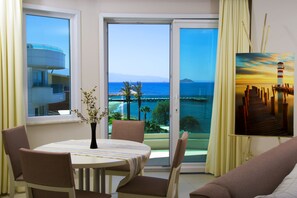 Suite, 1 kamar tidur | Pemandangan pantai/laut