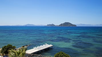 Praia particular, espreguiçadeiras, guarda-sóis
