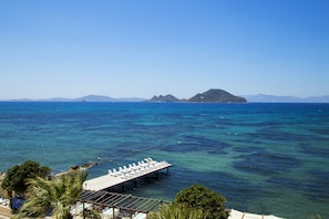 Aan een privéstrand, ligstoelen, parasols