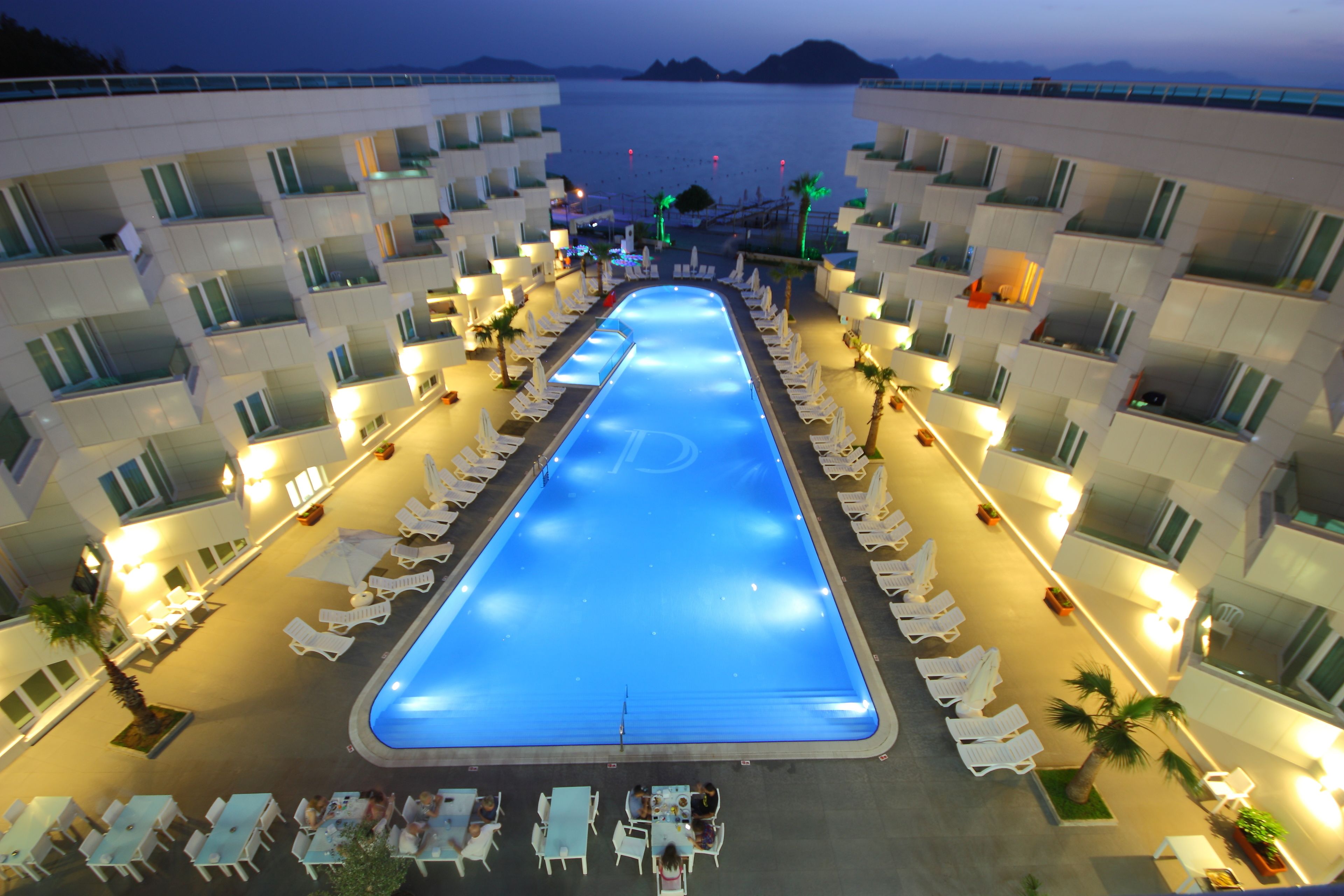 Piscine extérieure, parasols de plage, chaises longues