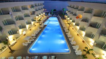 Piscine extérieure, parasols de plage, chaises longues