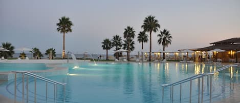 Piscine couverte, 2 piscines extérieures, parasols de plage