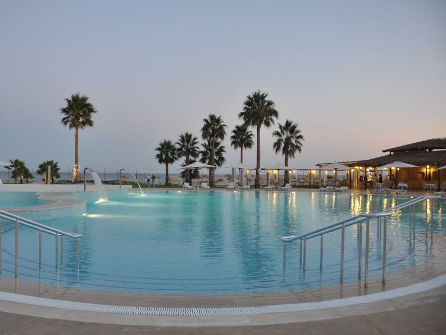 Een binnenzwembad, 2 buitenzwembaden, parasols voor strand/zwembad