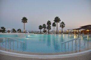 Kolam renang tertutup, 2 kolam renang terbuka, payung kolam 