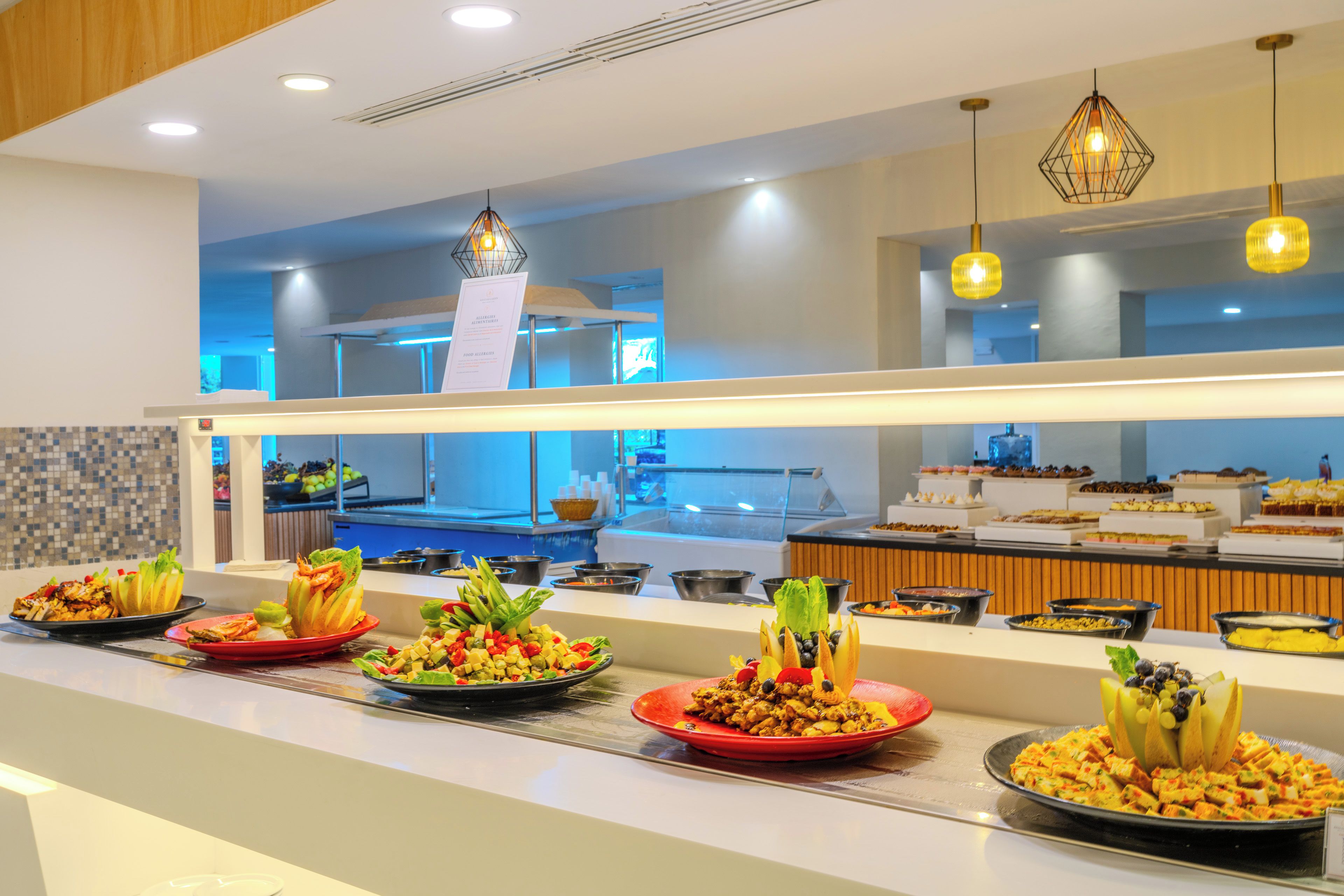 Un buffet proposant une variété de plats et un panneau indiquant le menu.