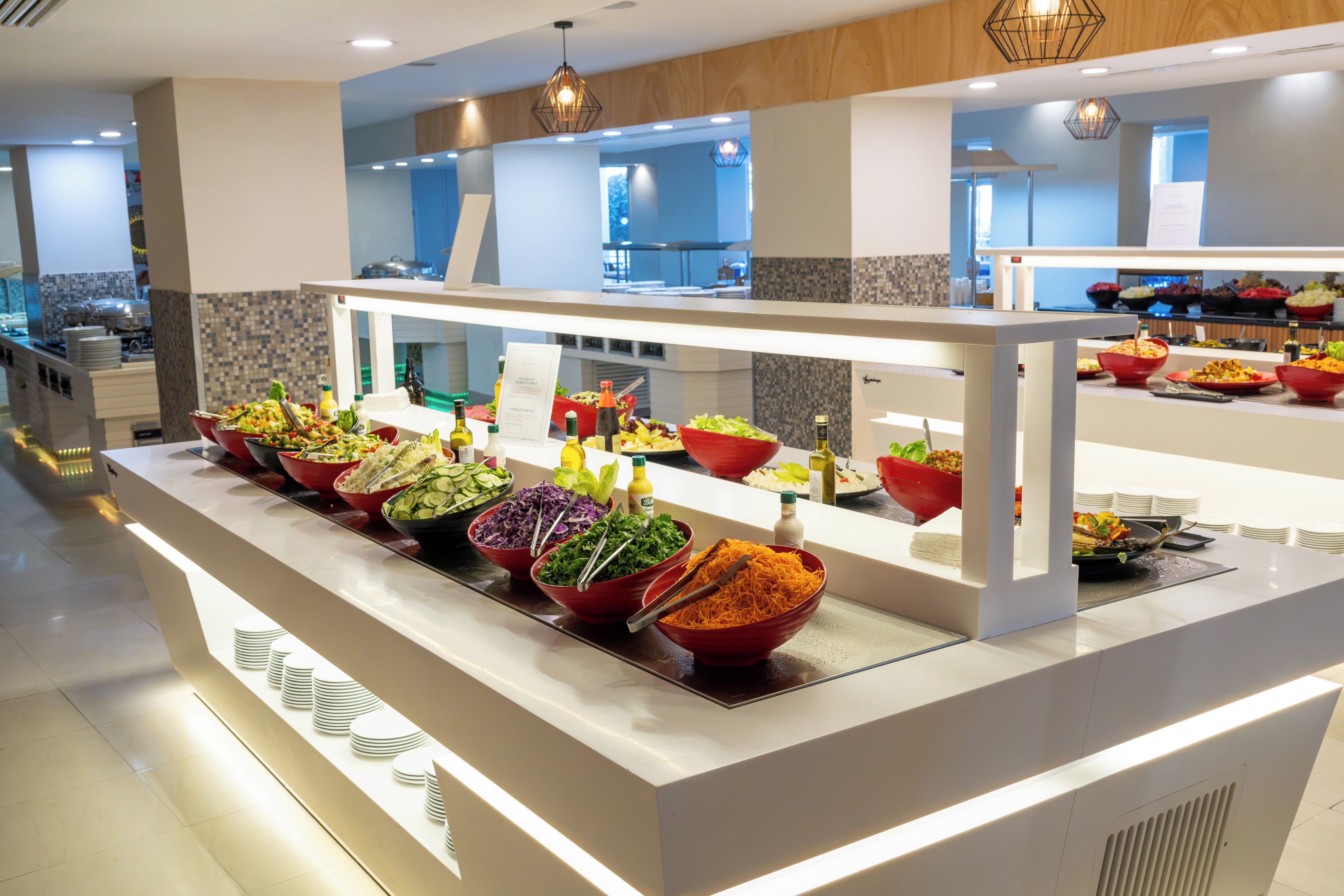 Montaje de buffet con diversos alimentos y acompañamientos.