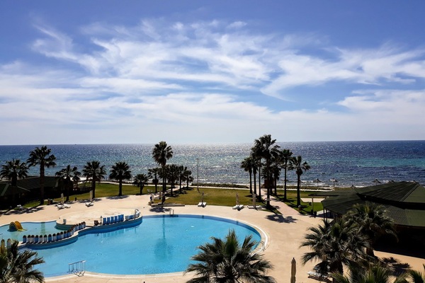 Innendørsbasseng,2 utendørsbassenger, bassengparasoller og solsenger