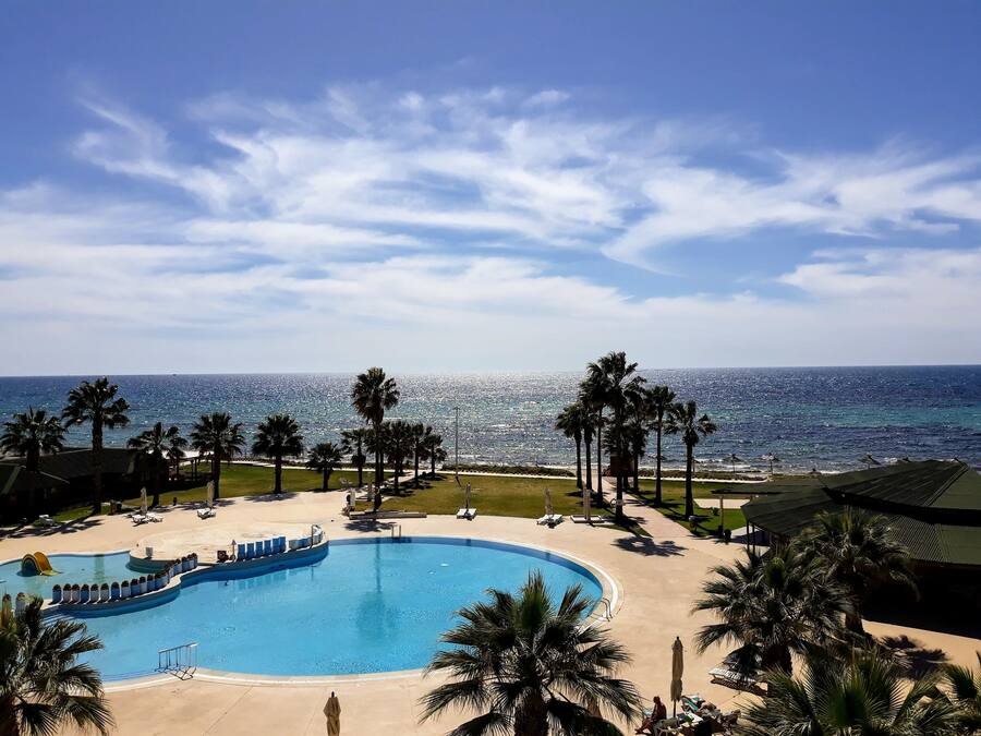 Una piscina cubierta, 2 piscinas al aire libre, sombrillas, tumbonas