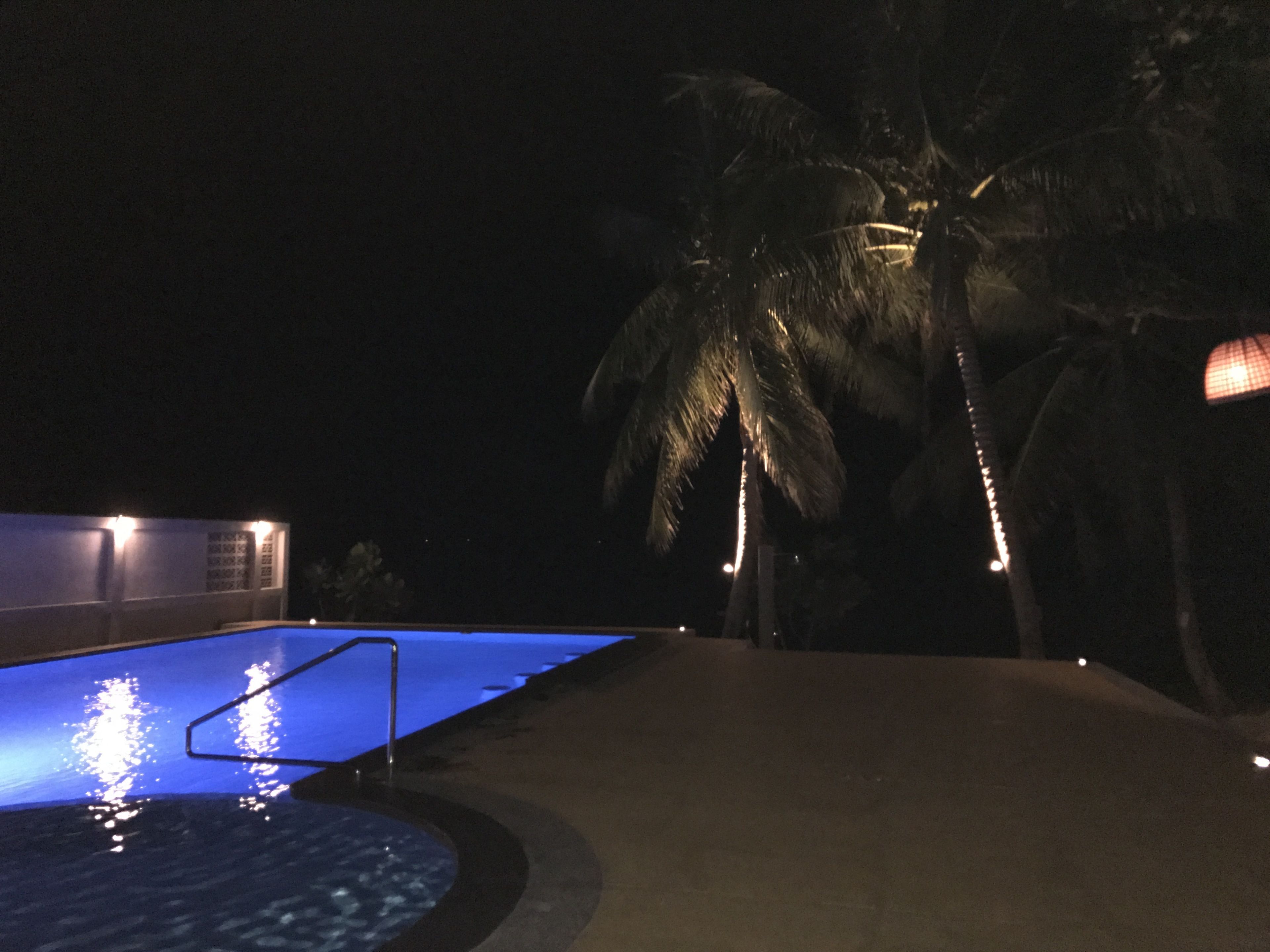 Una piscina al aire libre, sillones reclinables de piscina