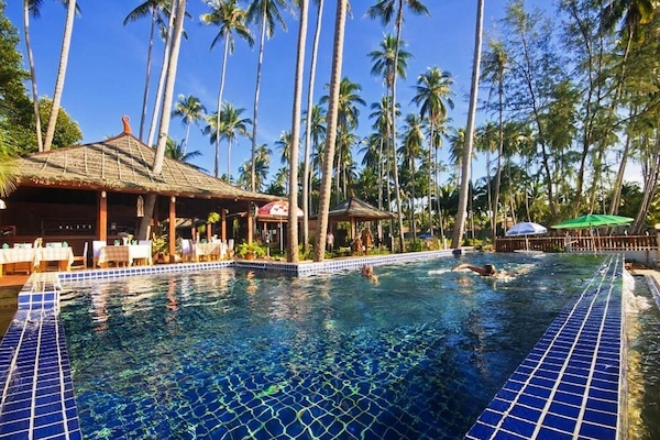 Piscine extérieure, chaises longues