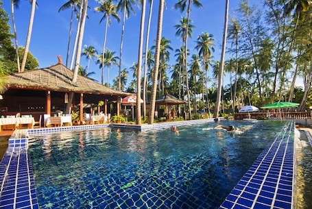 Outdoor pool, sun loungers