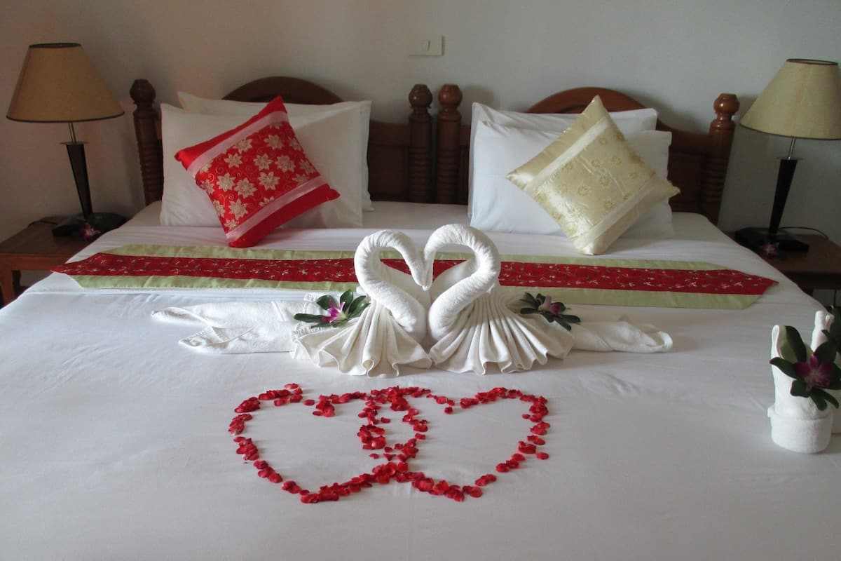 Honeymoon Suite, Sea View | Minibar, in-room safe, free cribs/infant beds, free WiFi